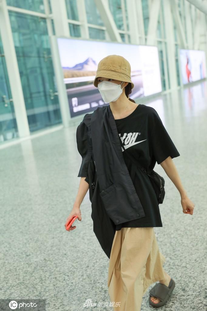 钟楚曦随性穿搭难掩御姐气质 外套披肩霸气十足