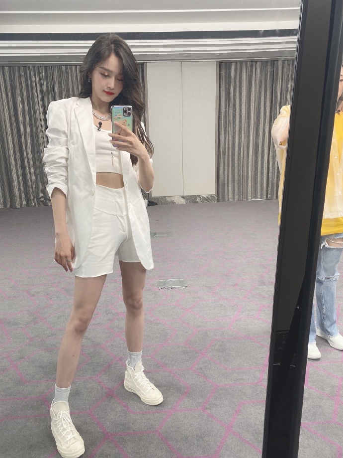 吴宣仪穿全白套装秀身材 与杨超越自拍露灿笑