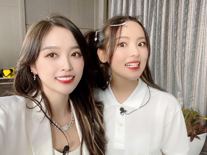 吴宣仪穿全白套装秀身材 与杨超越自拍露灿笑