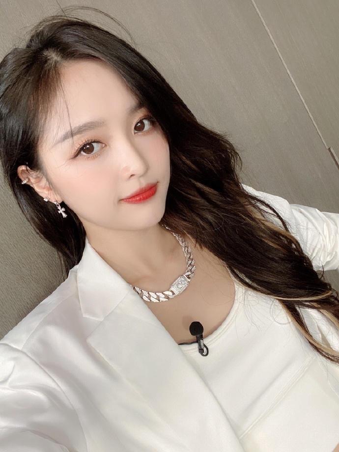 吴宣仪穿全白套装秀身材 与杨超越自拍露灿笑