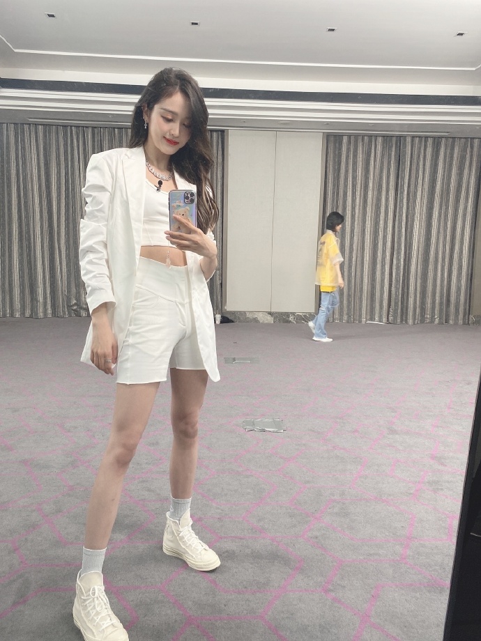 吴宣仪穿全白套装秀身材 与杨超越自拍露灿笑