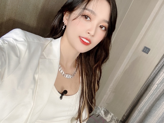 吴宣仪穿全白套装秀身材 与杨超越自拍露灿笑