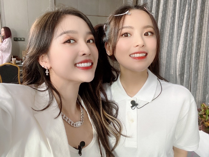 吴宣仪穿全白套装秀身材 与杨超越自拍露灿笑