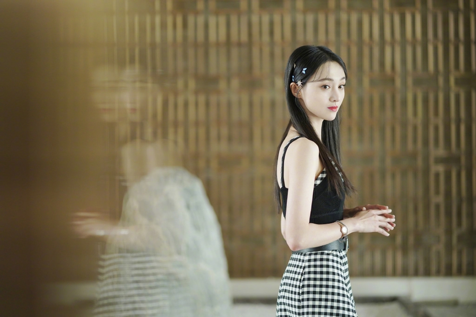 郑爽戴蝴蝶发卡温婉恬静 着吊带裙露纤纤玉臂