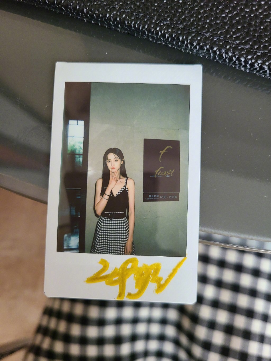 郑爽戴蝴蝶发卡温婉恬静 着吊带裙露纤纤玉臂