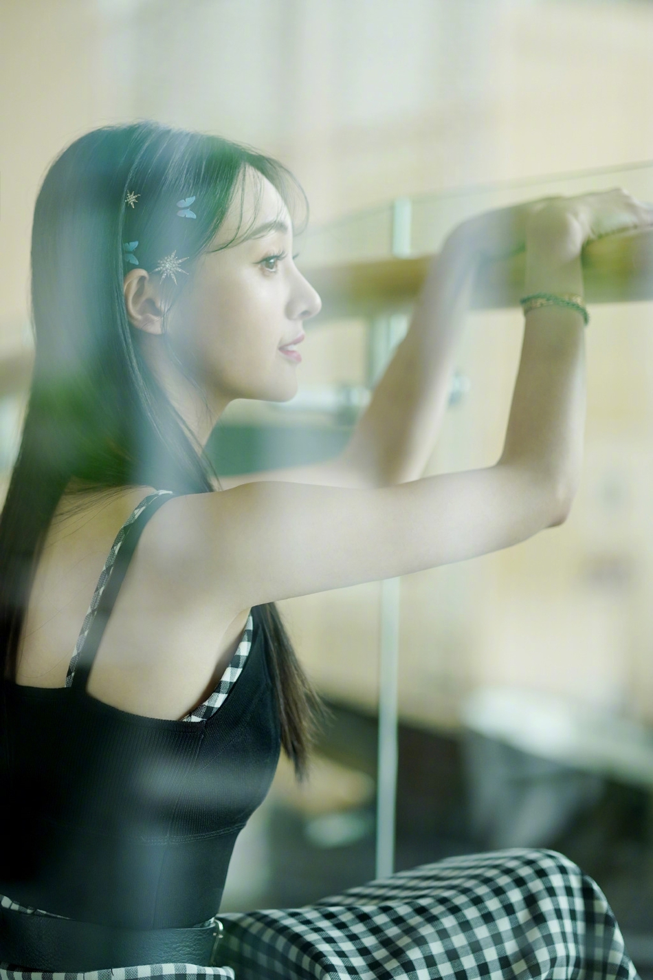 郑爽戴蝴蝶发卡温婉恬静 着吊带裙露纤纤玉臂