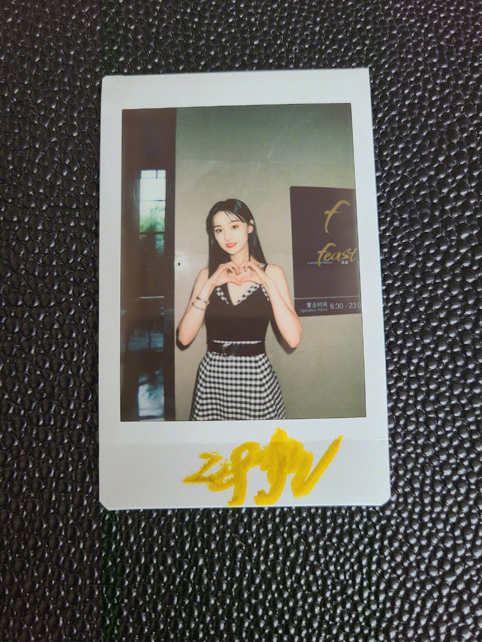 郑爽戴蝴蝶发卡温婉恬静 着吊带裙露纤纤玉臂