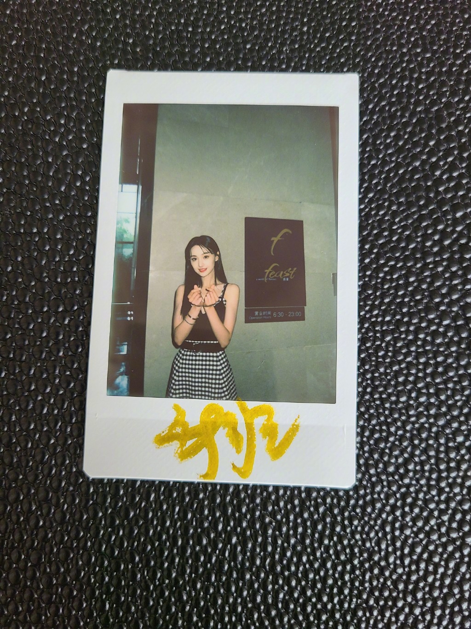 郑爽戴蝴蝶发卡温婉恬静 着吊带裙露纤纤玉臂