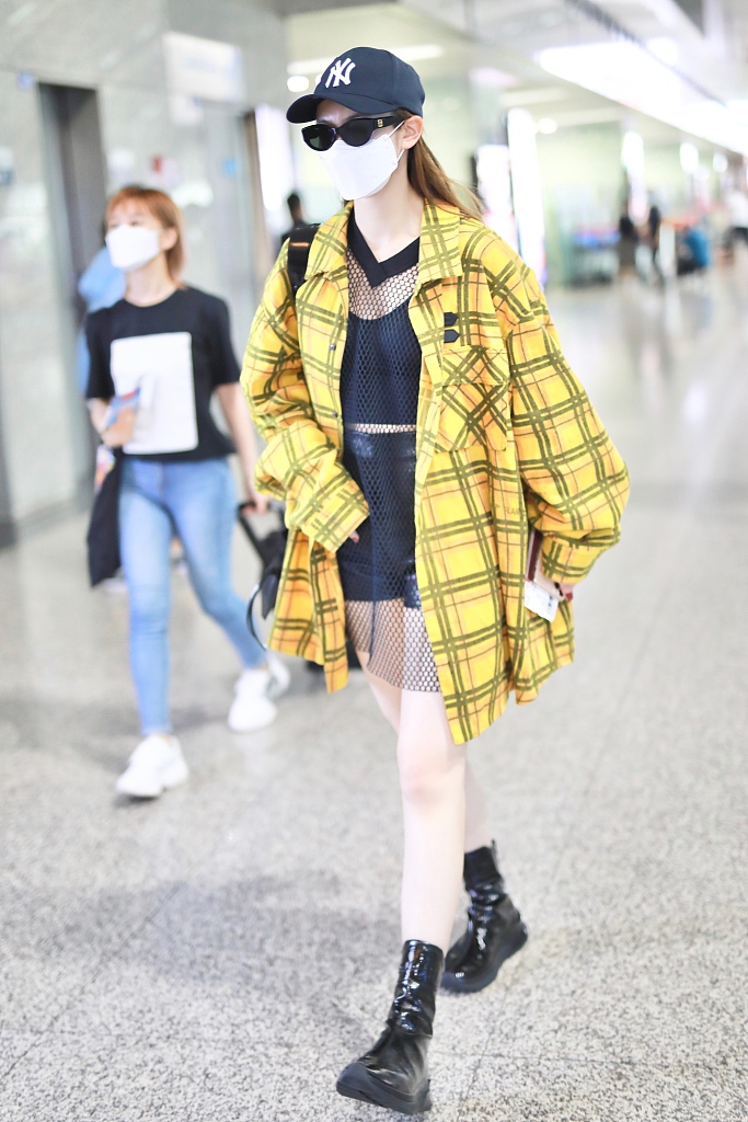 戚薇穿渔网装搭热裤风格前卫 踩短靴秀美腿走路带风