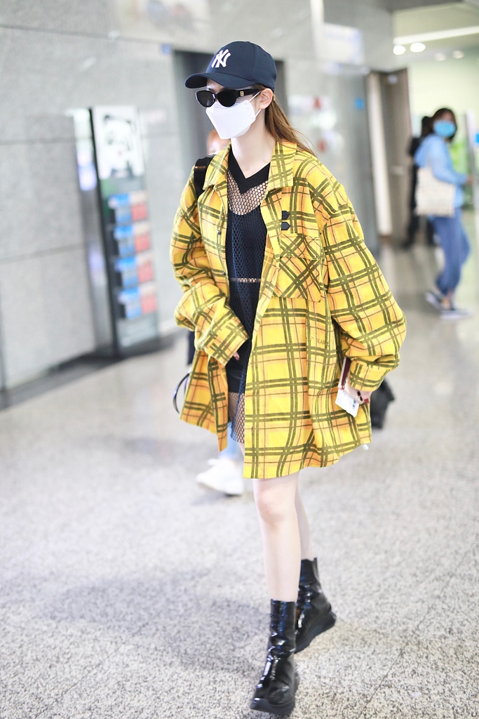 戚薇穿渔网装搭热裤风格前卫 踩短靴秀美腿走路带风