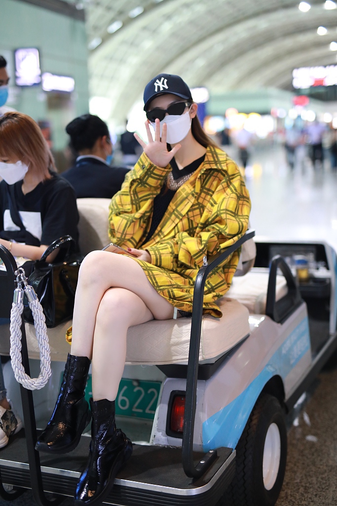 戚薇穿渔网装搭热裤风格前卫 踩短靴秀美腿走路带风