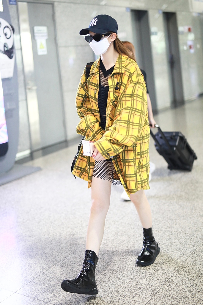 戚薇穿渔网装搭热裤风格前卫 踩短靴秀美腿走路带风