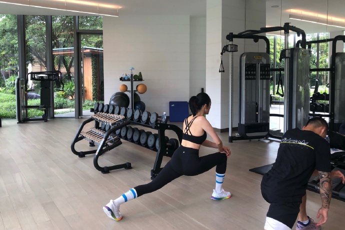 姚晨海边健身房挥汗运动超勤奋 锁骨吸睛手臂线条优越