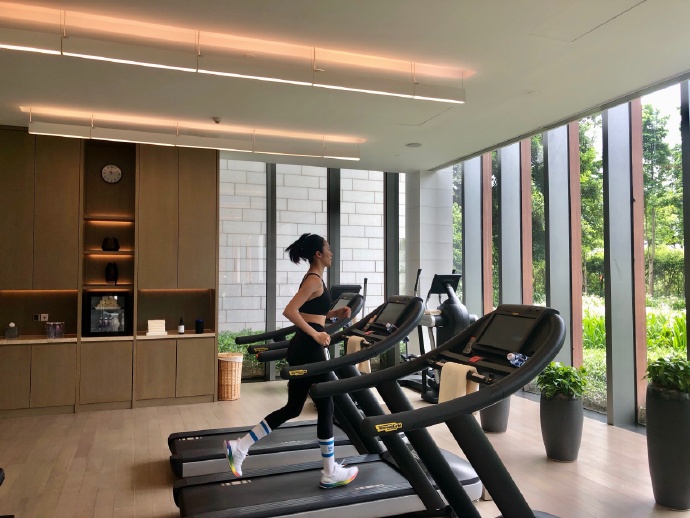 姚晨海边健身房挥汗运动超勤奋 锁骨吸睛手臂线条优越