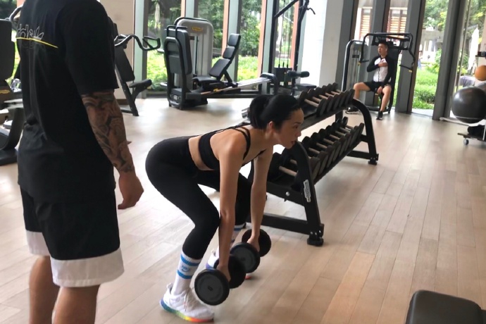 姚晨海边健身房挥汗运动超勤奋 锁骨吸睛手臂线条优越