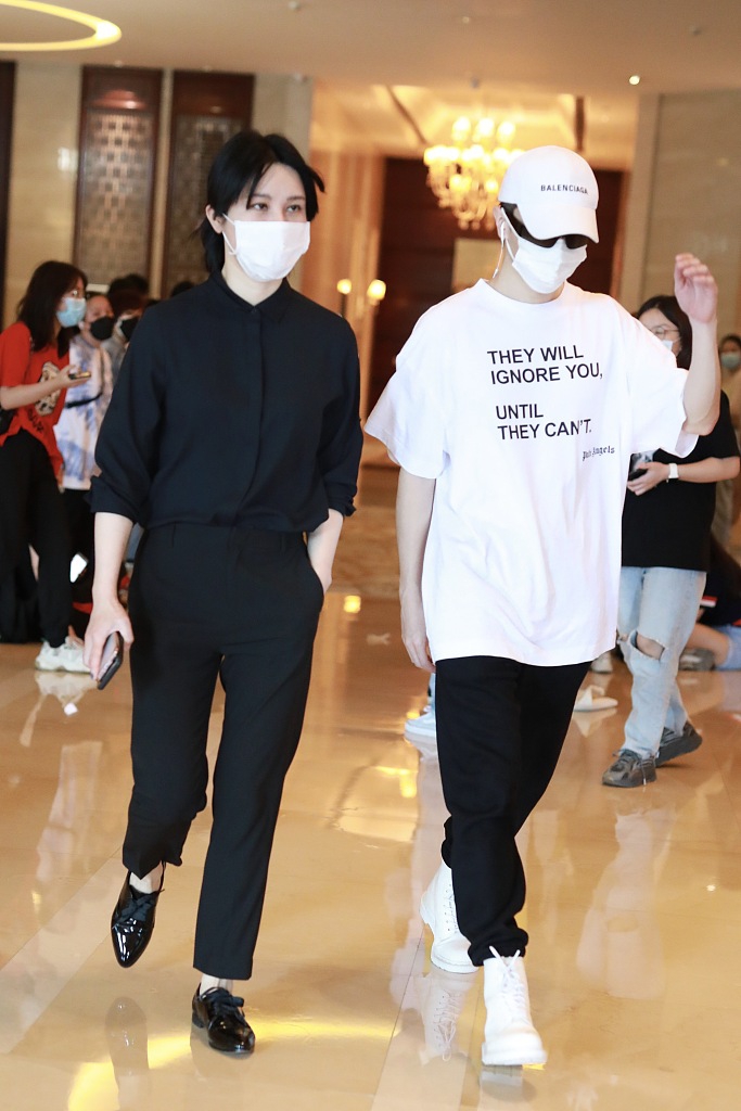 尚雯婕全黑look简约大气 中分扎小辫率性利落