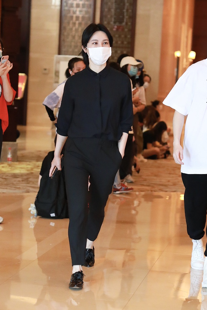 尚雯婕全黑look简约大气 中分扎小辫率性利落