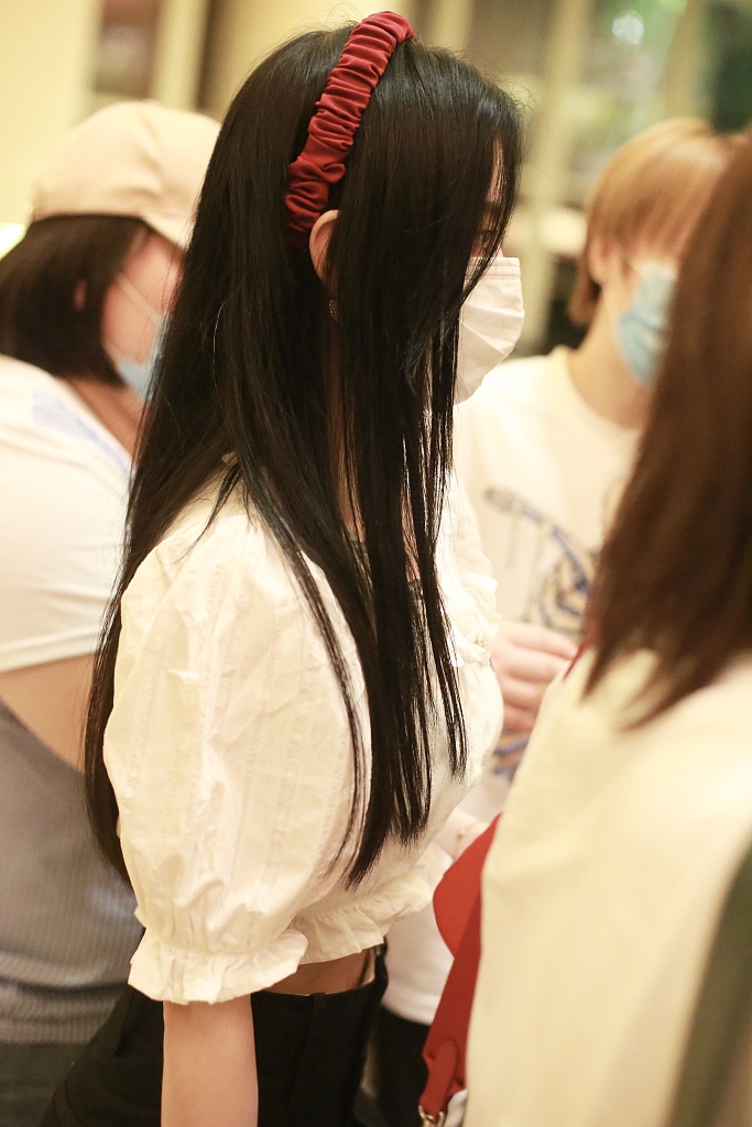 鞠婧祎穿公主袖上衣秀蛮腰 长发披肩清纯可人