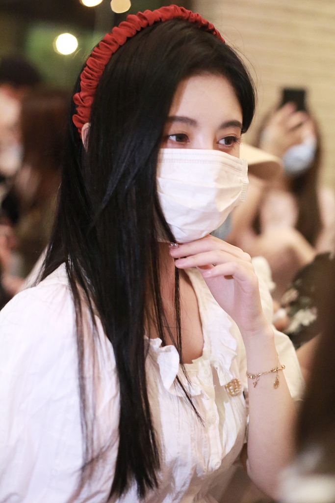 鞠婧祎穿公主袖上衣秀蛮腰 长发披肩清纯可人