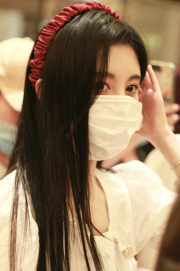 鞠婧祎穿公主袖上衣秀蛮腰 长发披肩清纯可人