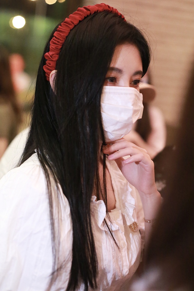 鞠婧祎穿公主袖上衣秀蛮腰 长发披肩清纯可人