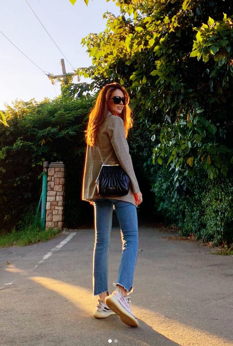 昆凌穿西装搭牛仔裤秀美腿 甜笑回眸杀明媚清甜