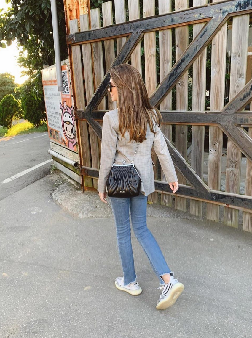 昆凌穿西装搭牛仔裤秀美腿 甜笑回眸杀明媚清甜