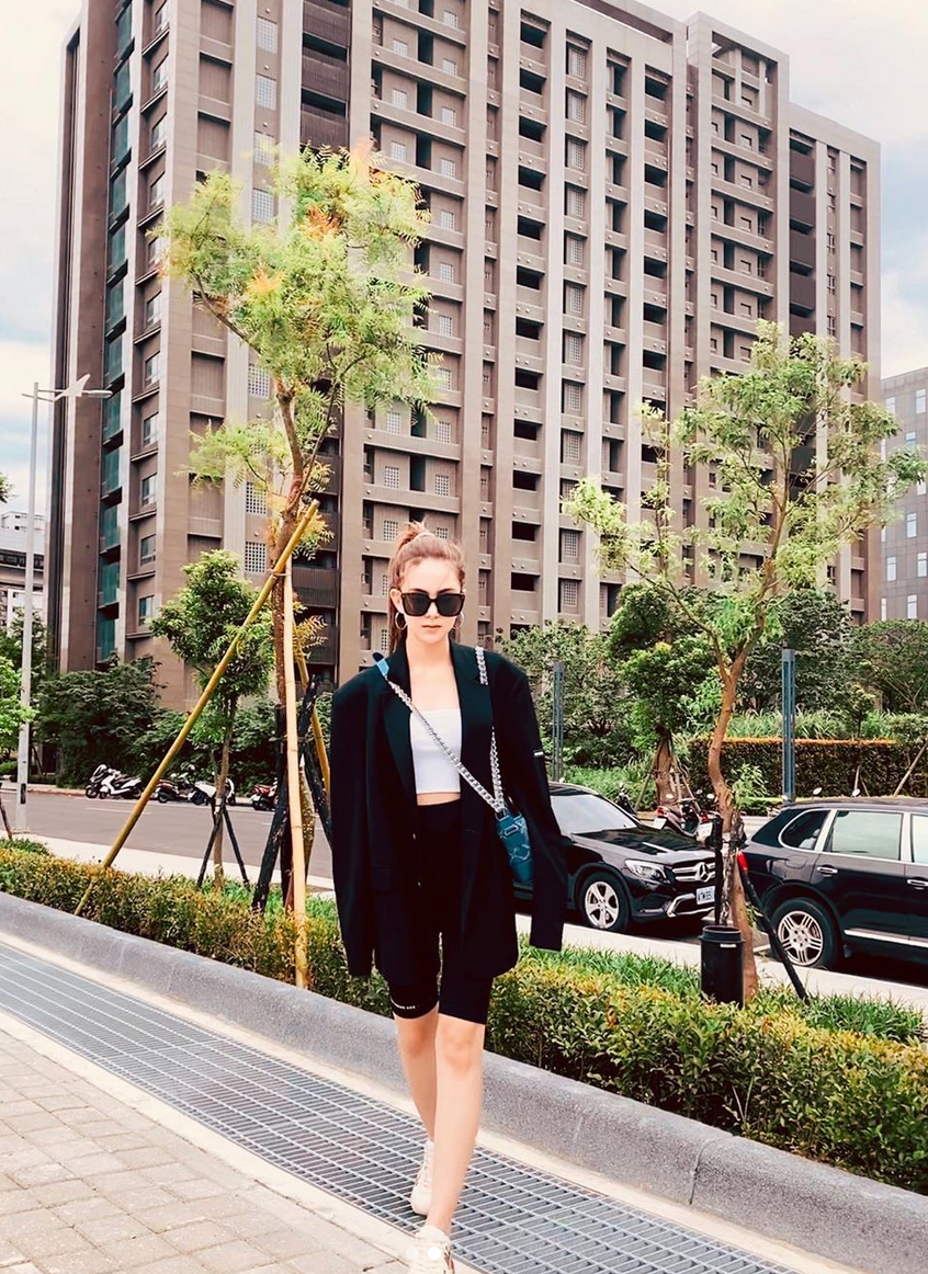 昆凌穿西装搭牛仔裤秀美腿 甜笑回眸杀明媚清甜