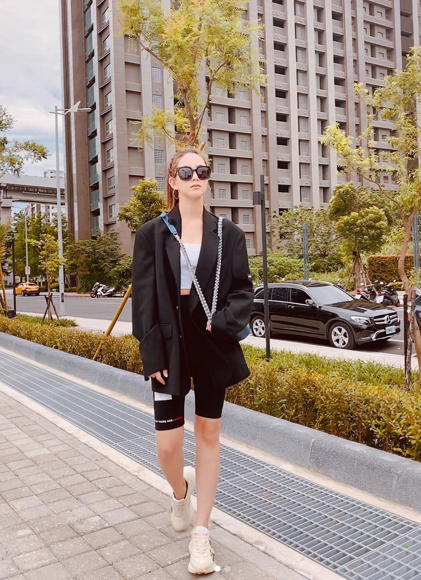 昆凌穿西装搭牛仔裤秀美腿 甜笑回眸杀明媚清甜