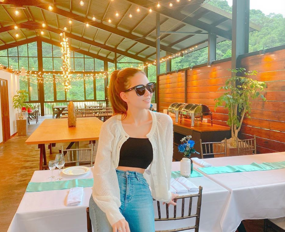 昆凌穿西装搭牛仔裤秀美腿 甜笑回眸杀明媚清甜