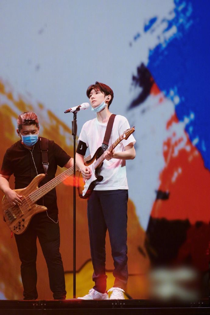 王源彩排照曝光造型清爽 抱吉他演奏少年感满满