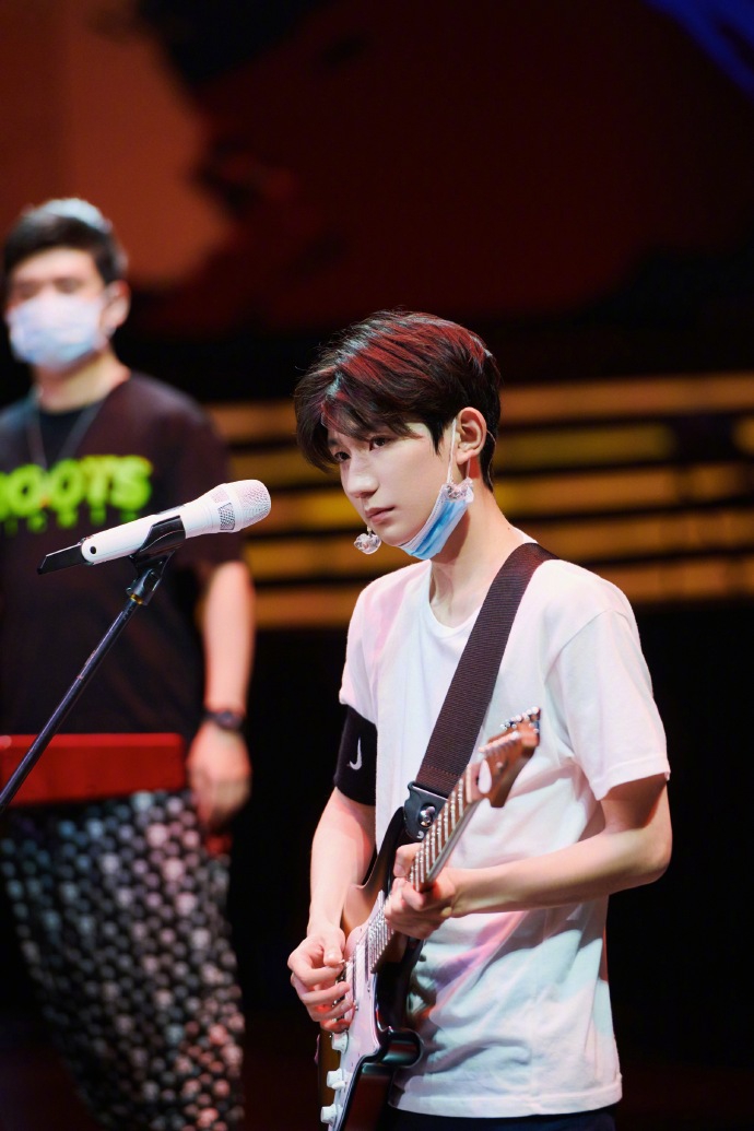 王源彩排照曝光造型清爽 抱吉他演奏少年感满满