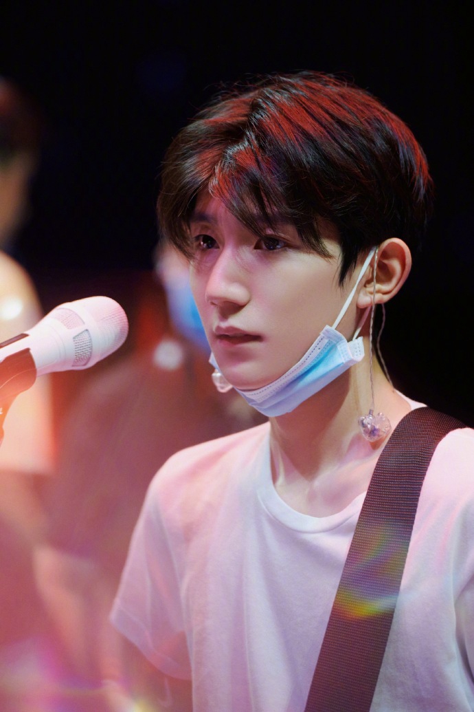 王源彩排照曝光造型清爽 抱吉他演奏少年感满满