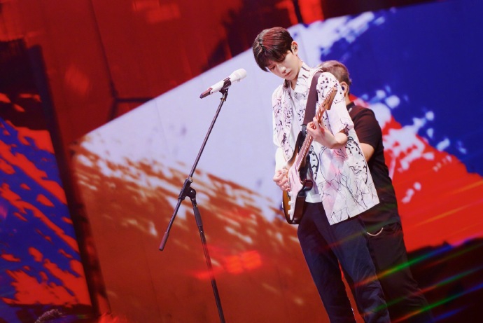 王源彩排照曝光造型清爽 抱吉他演奏少年感满满