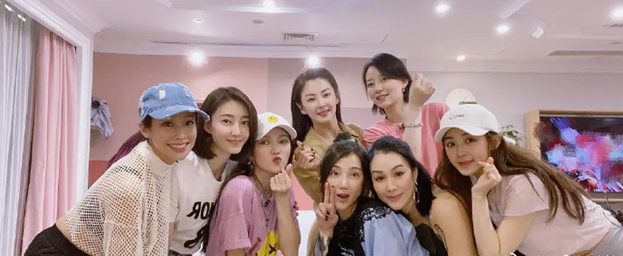 有女团味儿了！乘风破浪的姐姐合照搞怪可爱元气满满