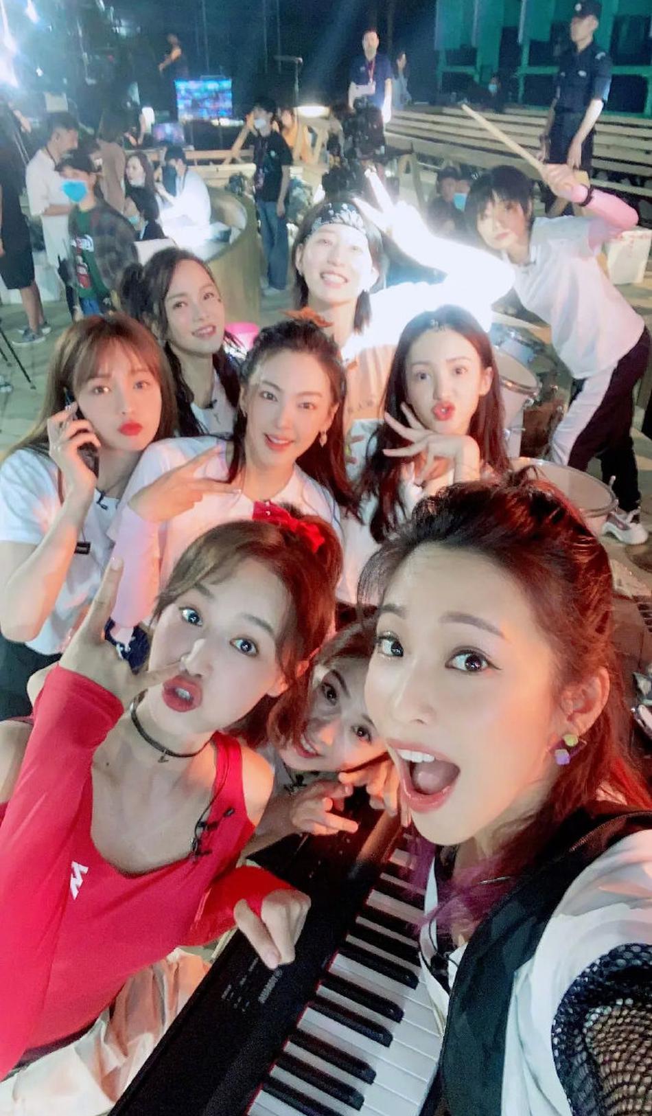 有女团味儿了！乘风破浪的姐姐合照搞怪可爱元气满满