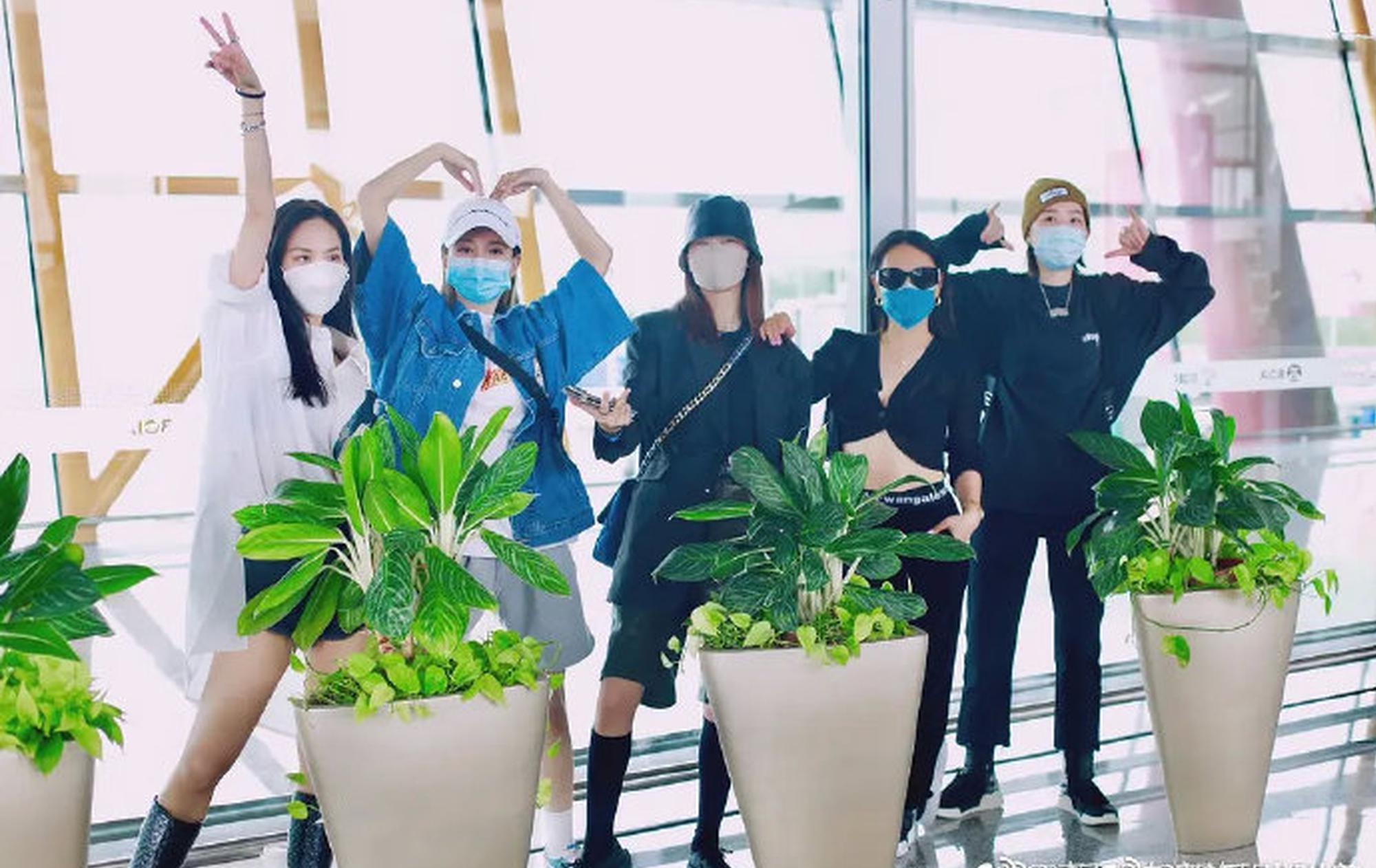 有女团味儿了！乘风破浪的姐姐合照搞怪可爱元气满满