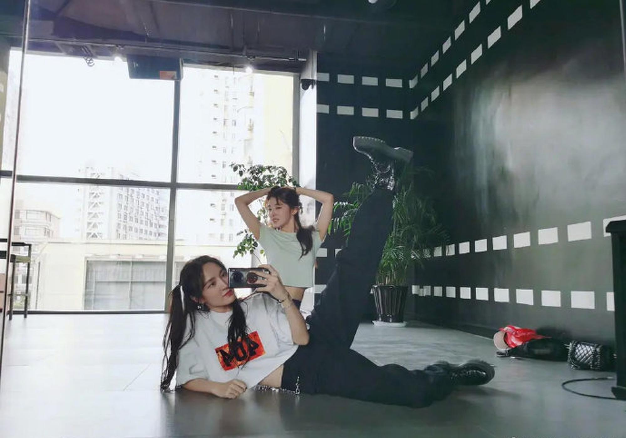 有女团味儿了！乘风破浪的姐姐合照搞怪可爱元气满满