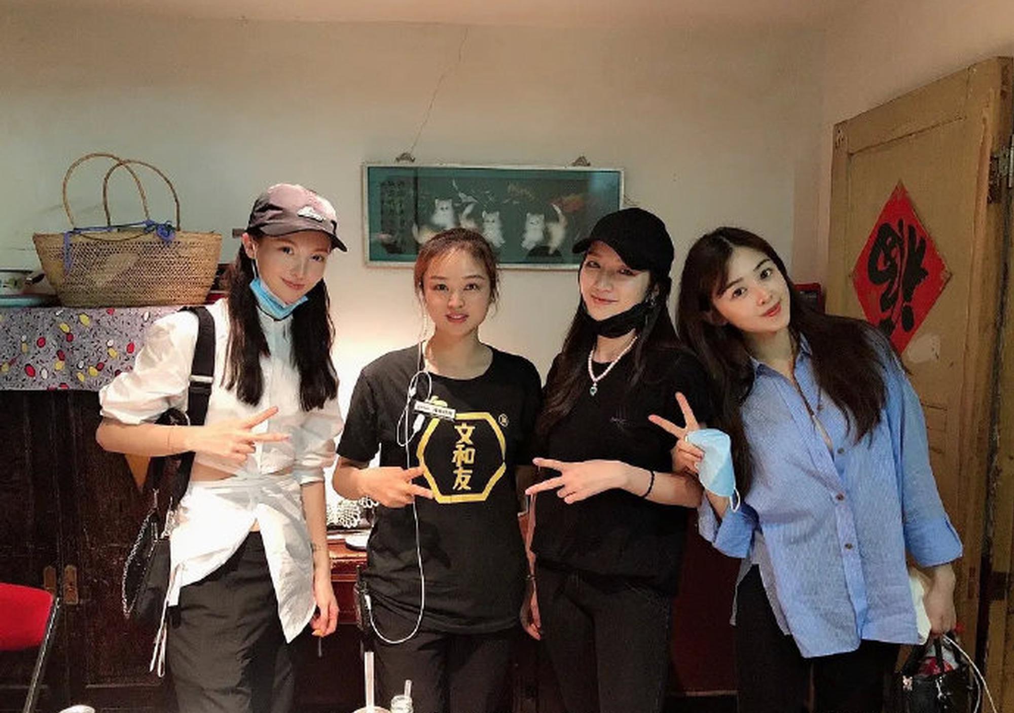 有女团味儿了！乘风破浪的姐姐合照搞怪可爱元气满满