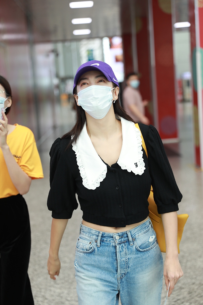 张雨绮穿短款上衣秀小腹 对镜微笑呆萌可爱