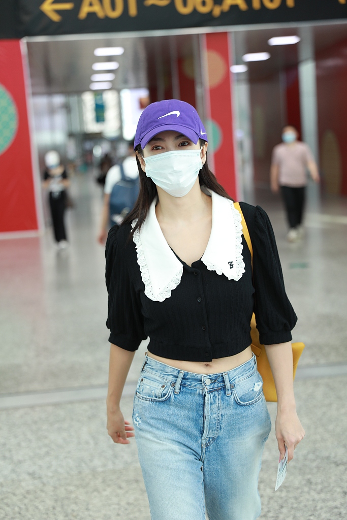 张雨绮穿短款上衣秀小腹 对镜微笑呆萌可爱