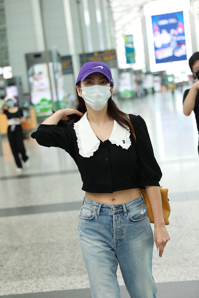 张雨绮穿短款上衣秀小腹 对镜微笑呆萌可爱