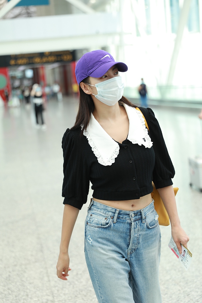 张雨绮穿短款上衣秀小腹 对镜微笑呆萌可爱