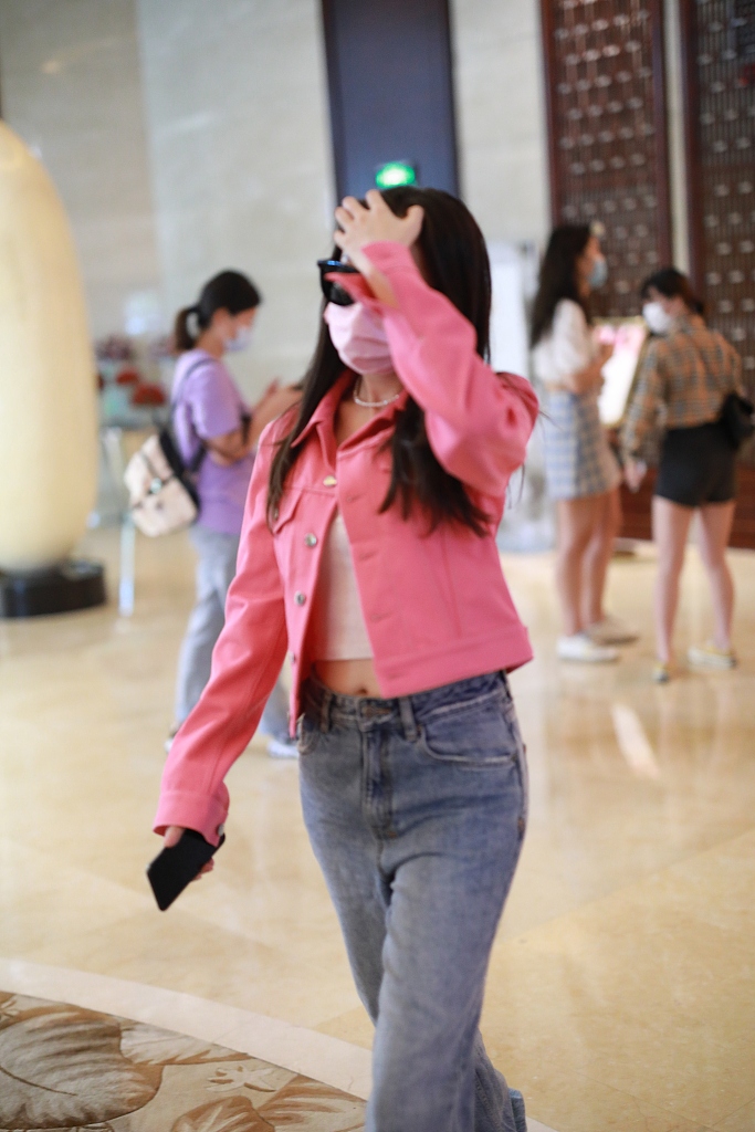 蒋梦婕装扮清新粉嫩秀纤细腰身 黑超遮面对镜撩发超迷人