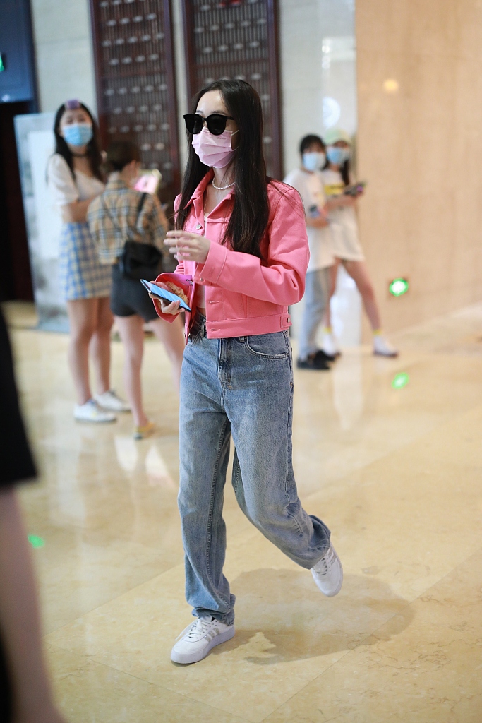 蒋梦婕装扮清新粉嫩秀纤细腰身 黑超遮面对镜撩发超迷人