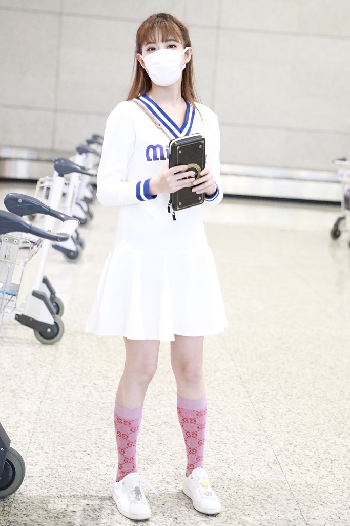 李艺彤穿制服短裙清纯可人 深夜乖巧赶路似邻家姐姐