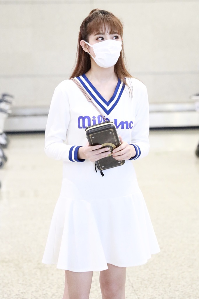 李艺彤穿制服短裙清纯可人 深夜乖巧赶路似邻家姐姐