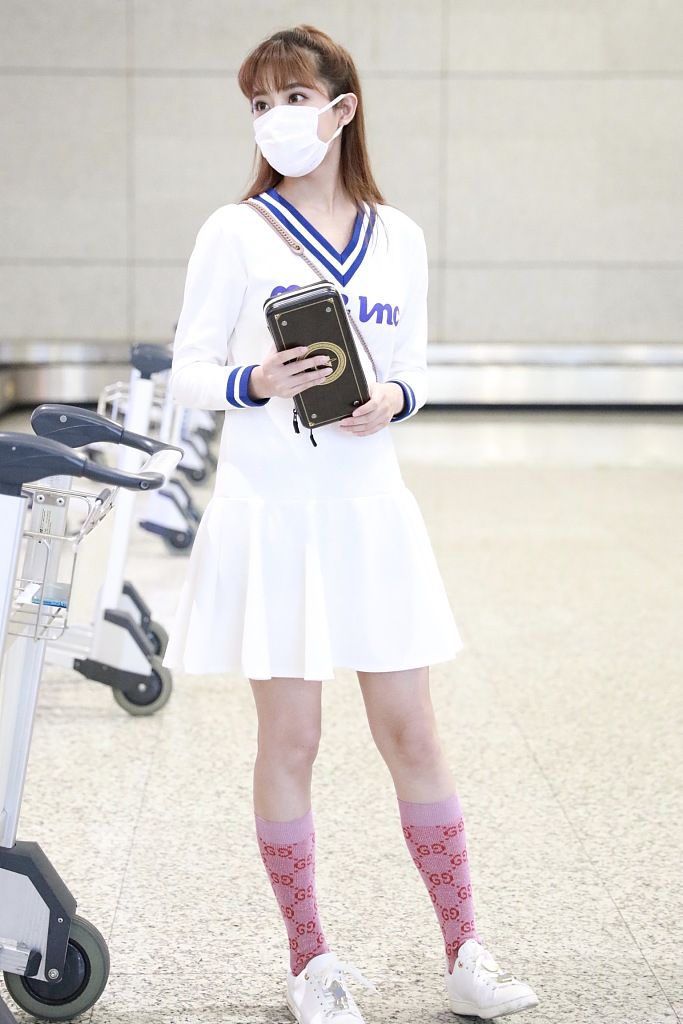 李艺彤穿制服短裙清纯可人 深夜乖巧赶路似邻家姐姐