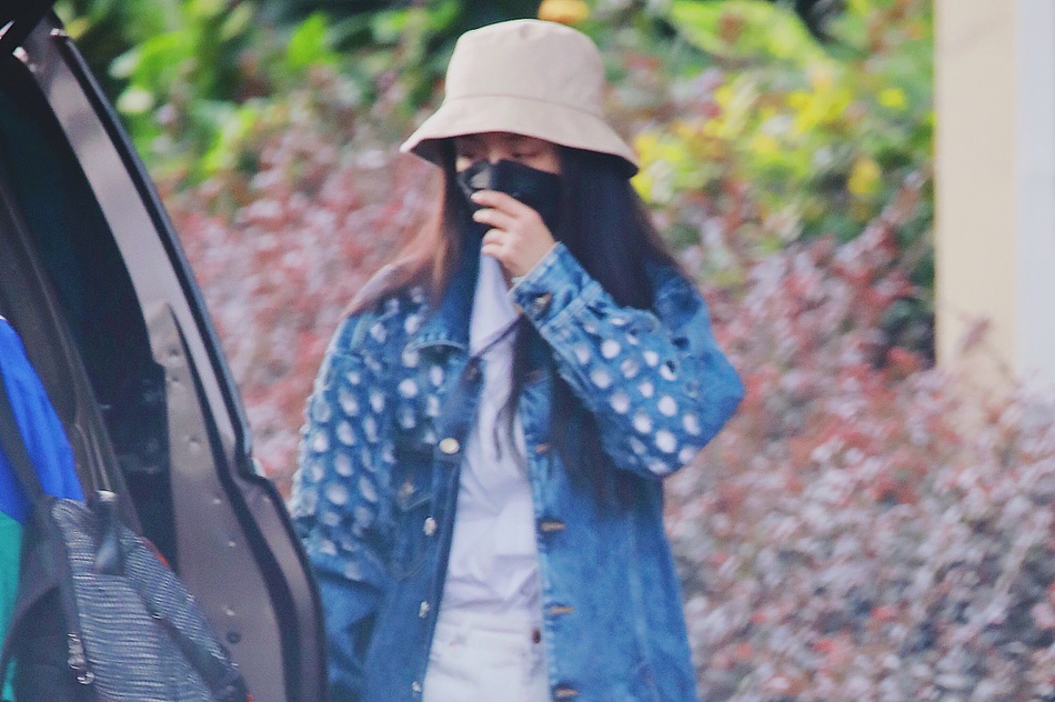 杨幂赶早班机口罩遮素颜睡眼惺忪 牛仔热裤秀美腿又长又直