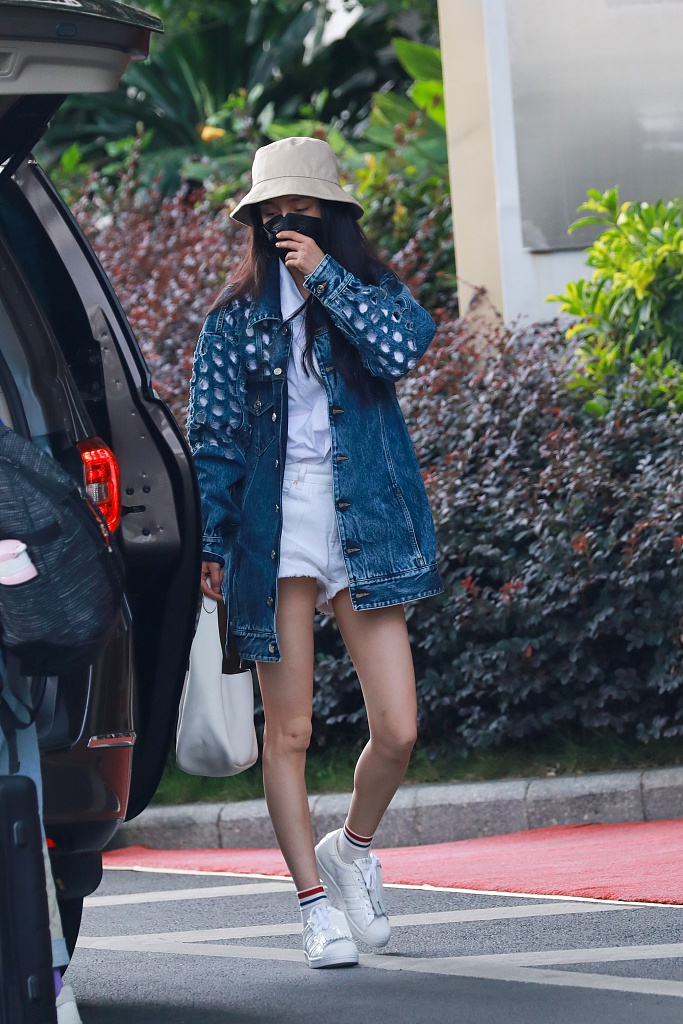 杨幂赶早班机口罩遮素颜睡眼惺忪 牛仔热裤秀美腿又长又直